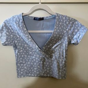 One-size blue brandy too with white flower detail